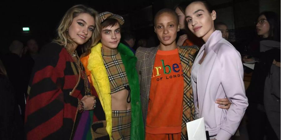 Paris Jackson und Cara Delevingne (hier mit den Models Adwoa Aboah und Maxim Magnus) sollen kein Paar mehr sein.