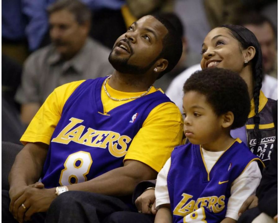 Ice Cube mit seinem Sohn vor einigen Jahren an einem Basketball-Spiel (Aufnahme: 2004).