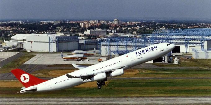 Mehrere Passagiere von Turkish Airlines beschwerten sich über homophobe Bezeichnungen im Bordprogramm. Mehrere Passagiere von Turkish Airlines beschwerten sich über homophobe Bezeichnungen im Bordprogramm.