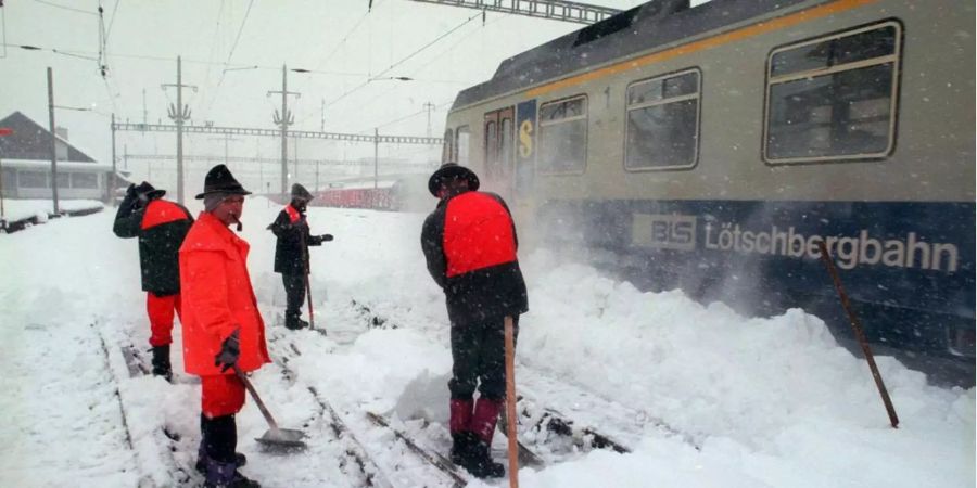 Die Schneemassen machten im Lawinenwinter 1999 dem Berner Oberland zu schaffen.