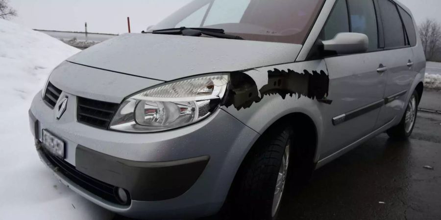 Ein Fahrer beging nach einer Streifkollision in Bütschwil SG Fahrerflucht.