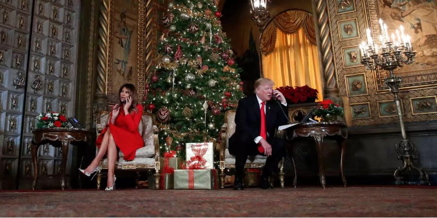 Kinder, die sich über eine spezielle telefonische Hotline über die Flugbewegung des Weihnachtsmannes erkunden möchten, wurden am Nachmittag überraschend von US-Präsident Trump und seiner Frau Melania begrüsst.