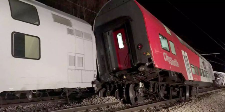 Mindestens vier Personen wurden schwer verletzt.