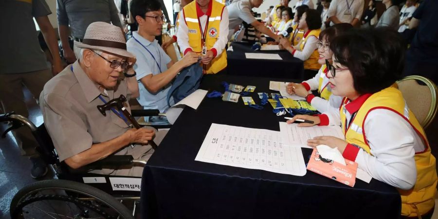 Menschen aus Südkorea registrieren sich in einem Hotel für ein Treffen mit ihren Familienmitgliedern aus Nordkorea. Erstmals seit drei Jahren können sich ab dem 20.08.2018 für eine Woche wieder am Kumgang-Gebirge in Nordkorea Angehörige von koreanischen Familien treffen, die durch den Korea-Krieg (1950-53) auseinander gerissen wurden.