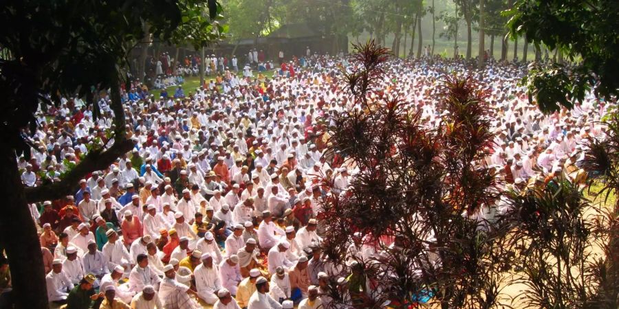 Mehrere hundert Muslime beim Gebet während des Opferfests Eid al-Abha in Bangladesch. (Archivbild)