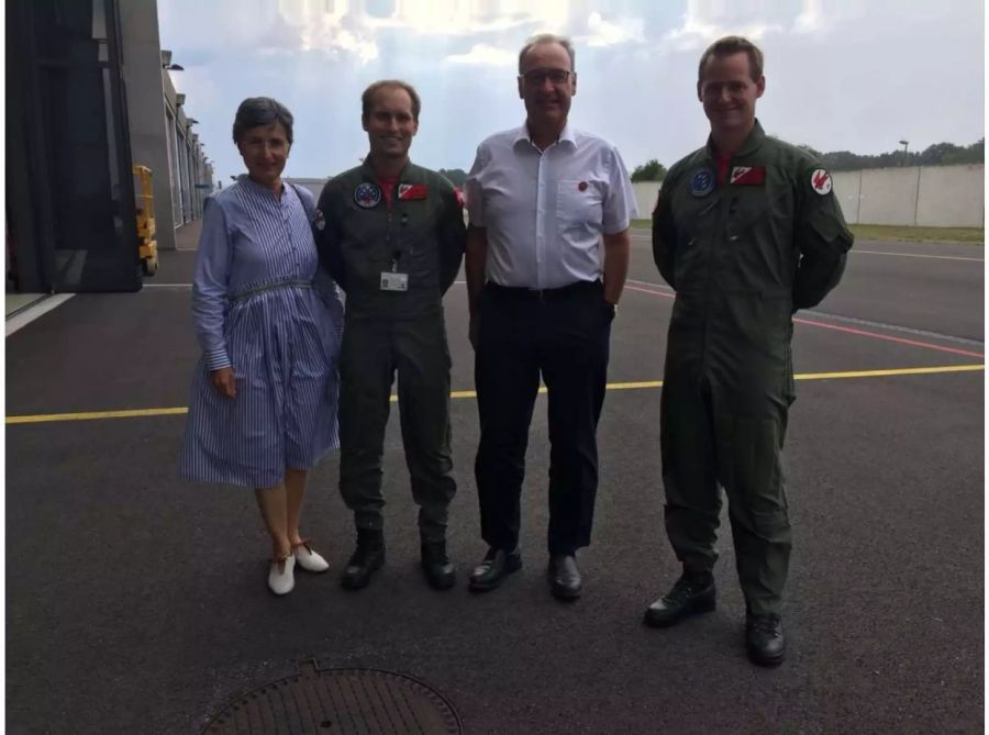 VBS-Vorsteher Guy Parmelin teilt mit uns dieses Bild vom Flugplatz Payerne. Deshalb gehen wir davon aus, dass mindestens eine der dunklen Gestalten mit Nachnamen Parmelin heisst.