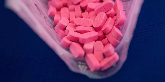 Die Täter sollen die 23-Jährige mit Ecstasy-Pillen gefügig gemacht haben. vergewaltiger