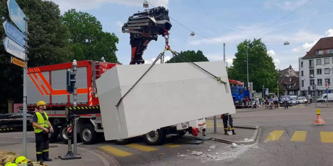 Die Bergung des Betonblocks. Die Bergung des Betonblocks.