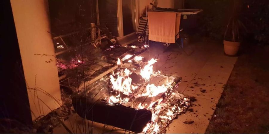 Auf einer Terrasse in Chur steht ein Sofa in Flammen.