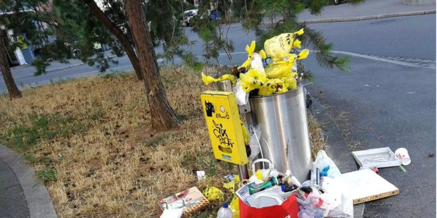 Die gelben Robbidog-Säcke werden für illegale Müllentsorgung missbraucht.