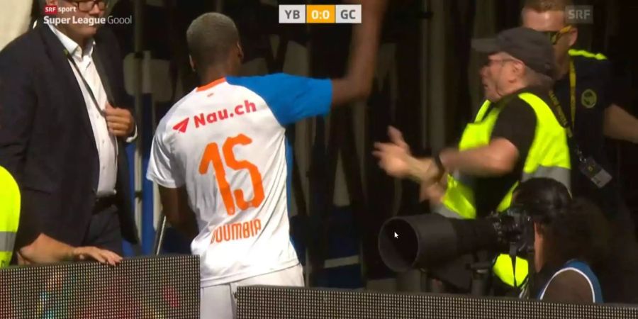 GCs Souleyman Doumbia schubst den YB-Ordner nach seiner Roten Karte unsanft aus dem Weg.