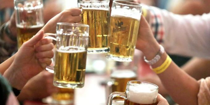 Leute stossen mit Bier an. (Symbolbild) Bier Zug