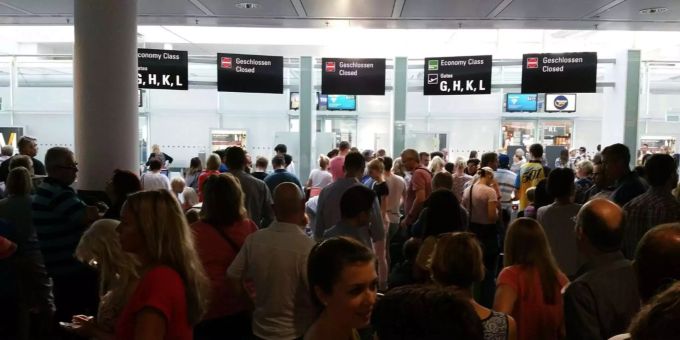 Warten für Nichts: 330 Flüge wurden diesen Sommer am Flughafen infolge des Zwischenfalls abgesagt. Warten für Nichts: 330 Flüge wurden diesen Sommer am Flughafen infolge des Zwischenfalls abgesagt.
