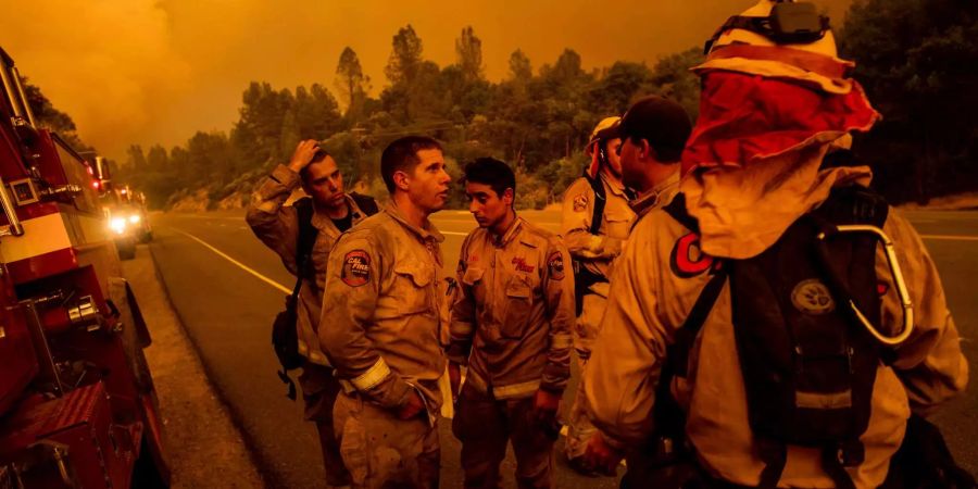 Feuerwehrleute sind bei einem Waldbrand in Kalifornien im Einsatz.