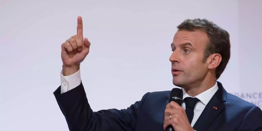 Ein Sicherheits-Mitarbeiter des französischen Präsidenten Emmanuel Macron soll einen Demonstranten verprügelt haben.  Zusätzlich zum Verfahren soll er auch entlassen werden.