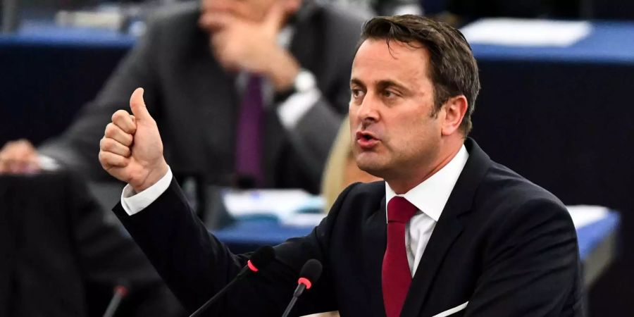 Daumen hoch für Koalitionen! Luxemburgs Xavier Bettel ist für die nächste Amtsperiode bereit, Kompromisse mit politischen Konkurrenten einzugehen.