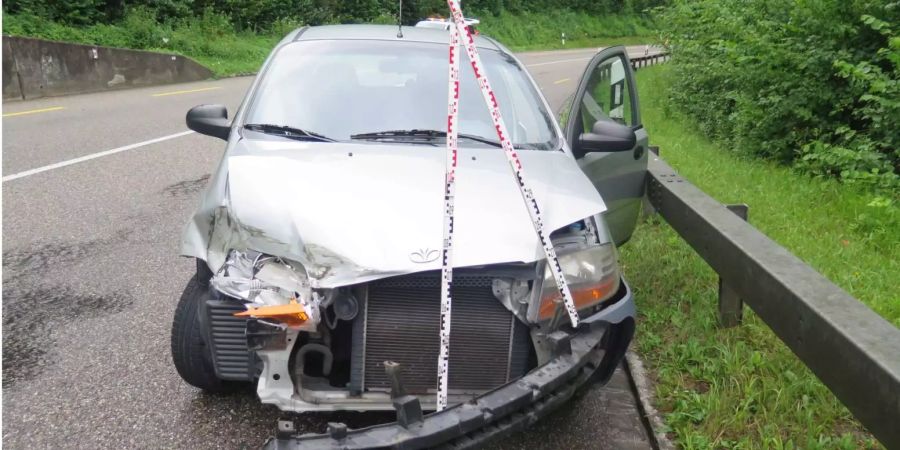 Nach der Kollision mit der Leitplanke war das Auto massiv beschädigt.