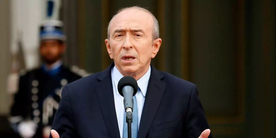 Frankreichs Innenminister Gérard Collomb wird ebenfalls befragt. Sollte er frühzeitig von dem Vorfall erfahren und nichts unternommen haben, fordern Abgeordnete der Opposition seinen Rücktritt.