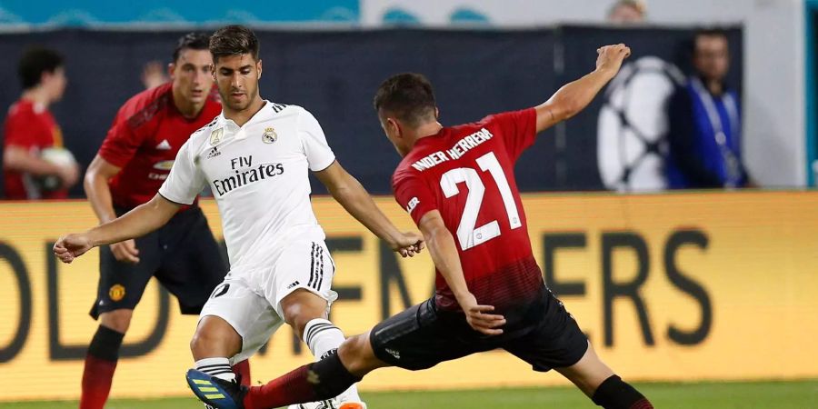 Manchester Uniteds Mittelfeldspieler Ander Herrera blockt Marco Asensio von Real Madrid am Champions Cup in den USA ab.