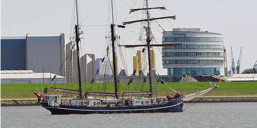 Das Jugendschiff «Salomon» in einem Kanal.