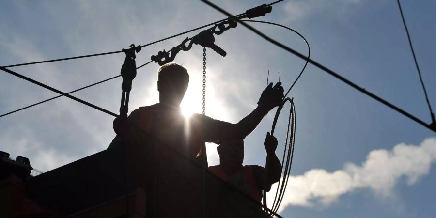 Nicht nur Männer sondern auch Frauen können an Bahnleitungen mitarbeiten. Deshalb sorgte in Neuseeland ein siebenjähriges Mädchen dafür, dass ein Verkehrsschild jetzt geschlechtsneutral formuliert ist.