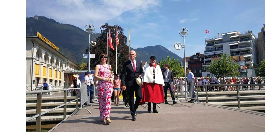 Bundespräsident Alain Berset mit Muriel Zeender Berset auf dem Weg zum Rütli.