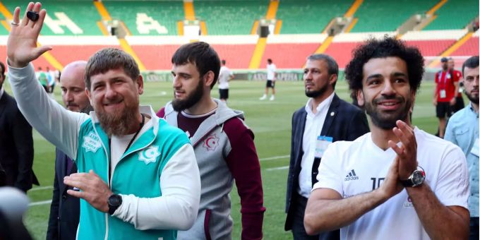 Der tschetschenische Machthaber Ramsan Kadyrow mit Mohamed Salah. Der tschetschenische Machthaber Ramsan Kadyrow mit Mohamed Salah.