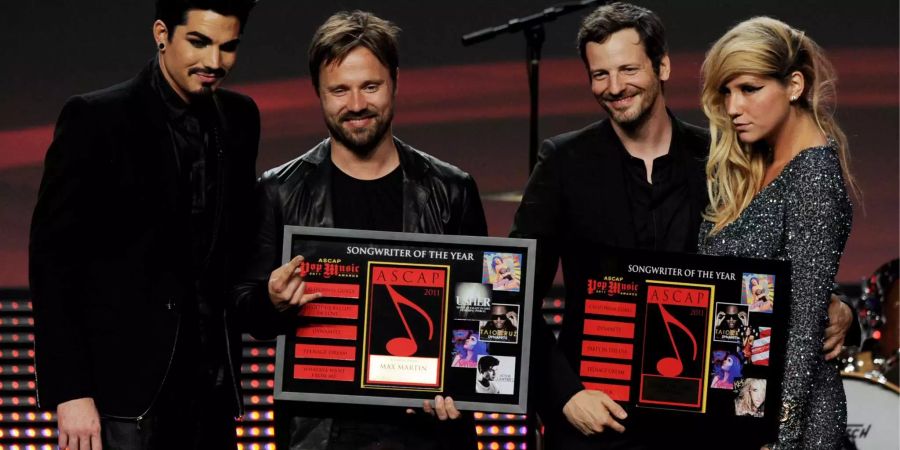 Dr. Luke (2.v.r.) mit Kesha, Sänger Adam Lambert (l.) und Produzent Max Martin 2011.