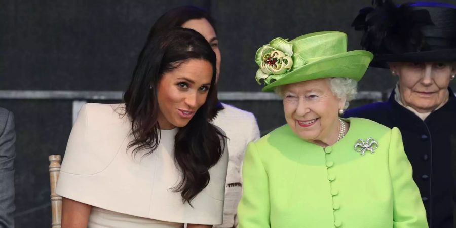 Königin Elizabeth (vorn) und Herzogin Meghan. Herzogin Meghan erwartet ihr erstes Kind.