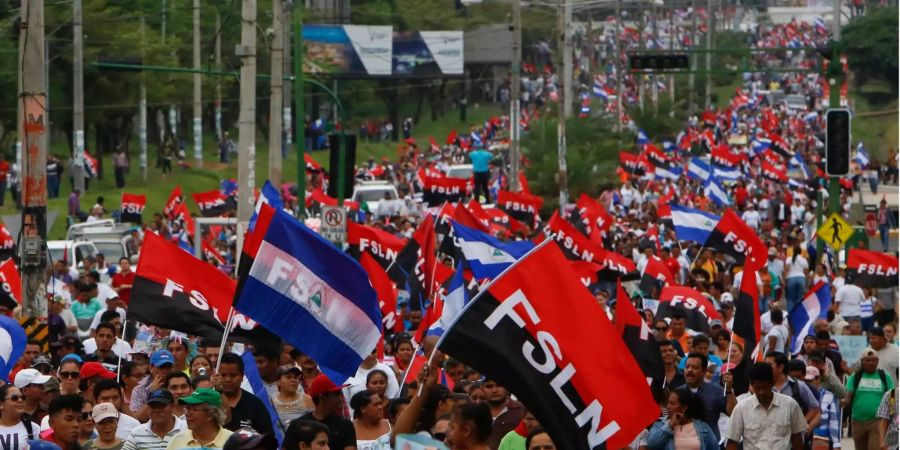 Trotz der Proteste im Land und der starken Kritik von ausserhalb hat der Regierungschef Ortega noch immer viele Anhänger. Hier tausende Anhänger der Sandinistischen Nationalen Befreiungsfront (FSLN).