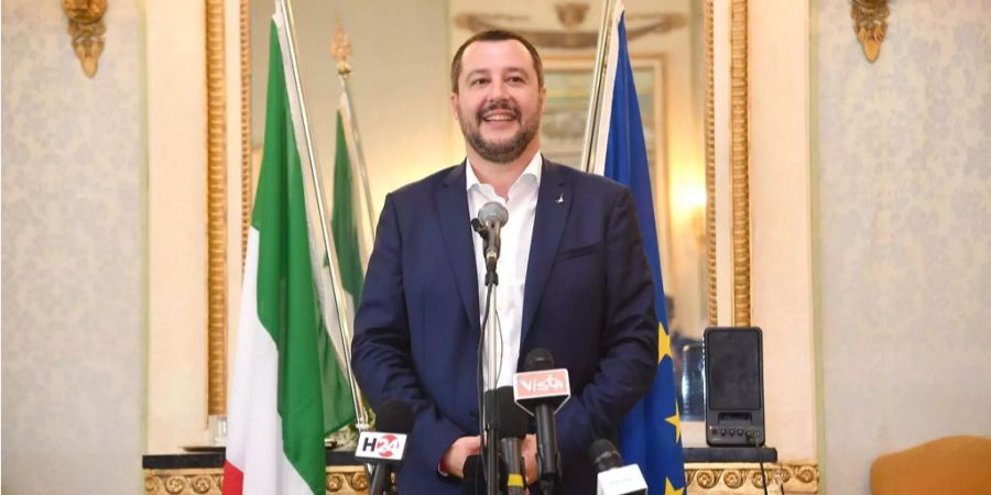 Der neue Innenminister Italien Matteo Salvini gratuliert zu den Verhaftungen und lobt die Arbeit der Polizisten.