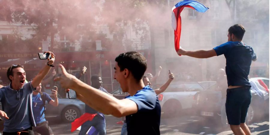 Die Franzosen feiern den Sieg ihrer Fussball-Nationalmannschaft.