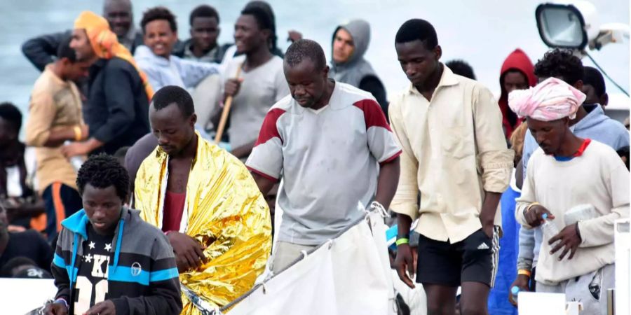 Die Demonstranten fordern «einen würdigen Empfang von Flüchtlingen in einem Europa ohne Grenzen».