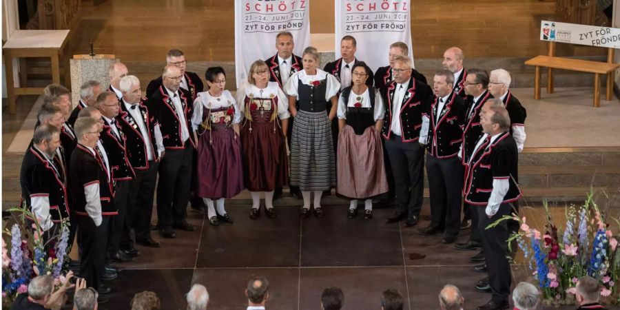 Der Jodlerklub Baergglöggli aus Schoetz bei ihrem Vortrag in der Pfarrkirche.