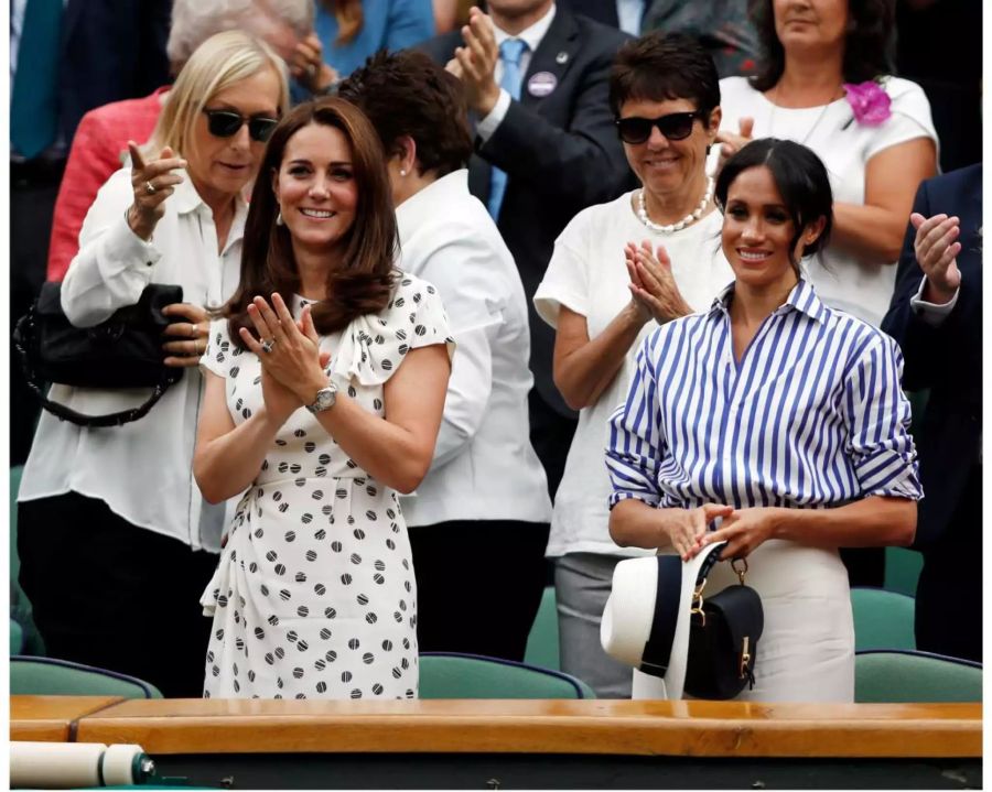 Schnäppchenjägerin und Luxuslady: Herzogin Kate und Meghan Markle in Wimbledon. Ihr Outfit ähnelte demjenigen der Linienrichter.