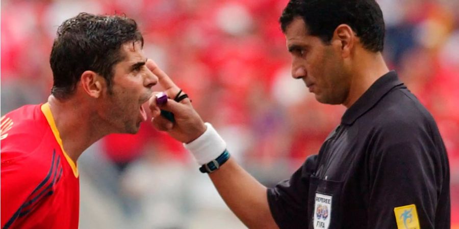 Fernando Hierro hadert mit Schiedsrichter Gamal Ghandour im Viertelfinal 2002 gegen Südkorea.