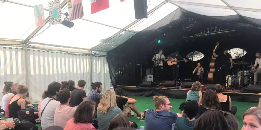 Gemütliche Stimmung beim Feather & Stone-Konzert.