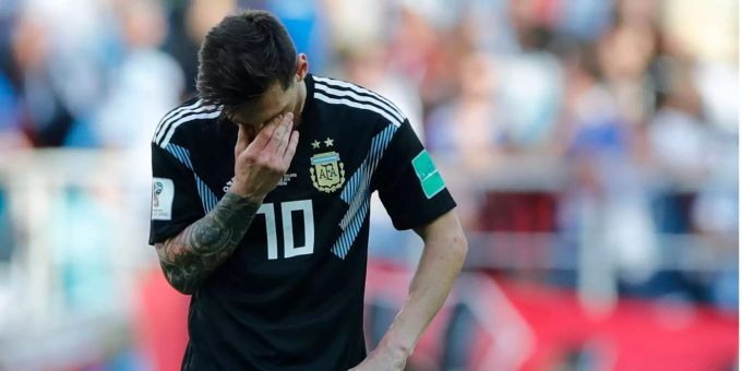 Lionel Messi kann es nicht fassen. Lionel Messi kann es nicht fassen.