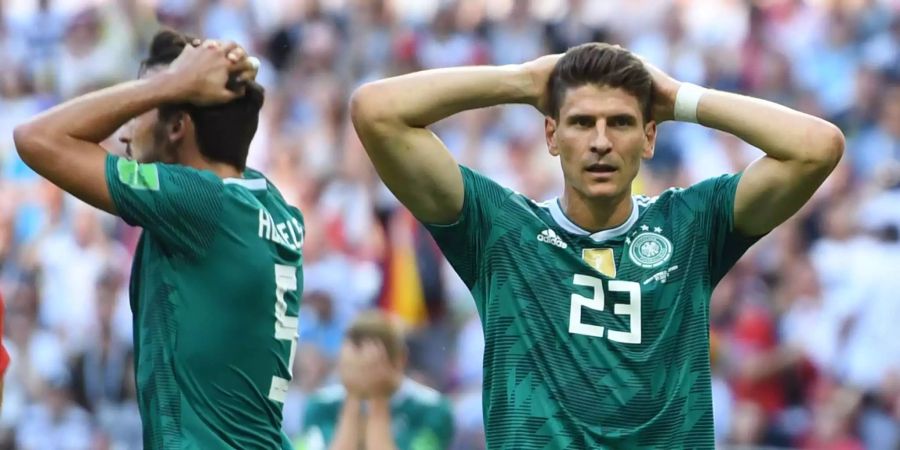 Mats Hummels und Mario Gomez können das Ausscheiden an der WM kaum fassen.