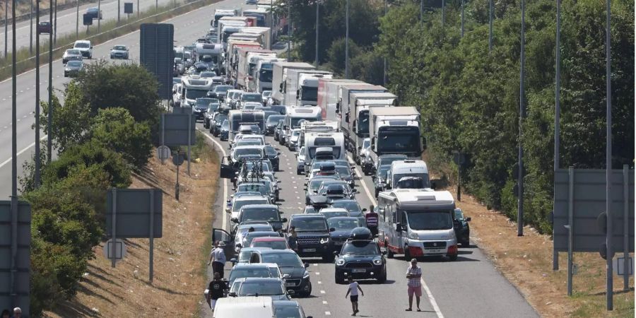 Nachdem Klimaanlagen in den Zügen ausgefallen sind, reihen sich die Autos beim Eurotunnel.