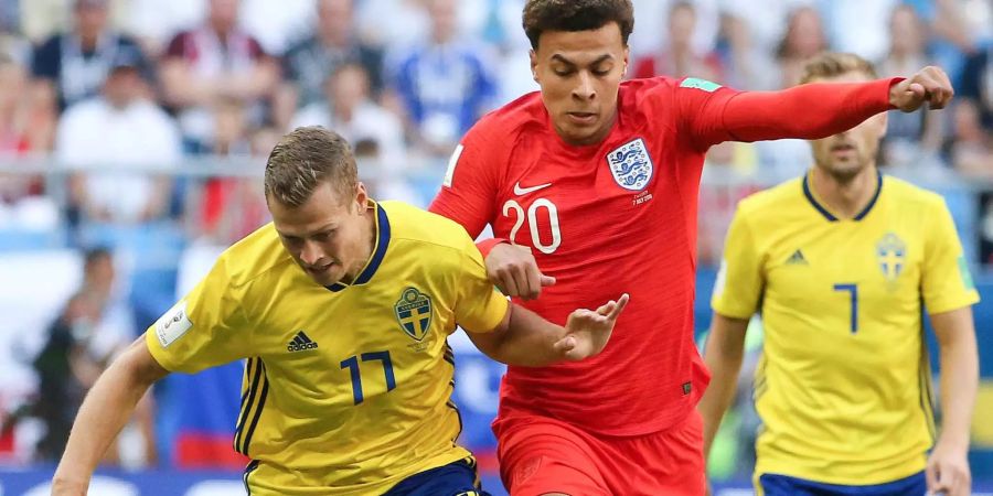 Viktor Claesson kämpft gegen den Engländer Dele Alli.