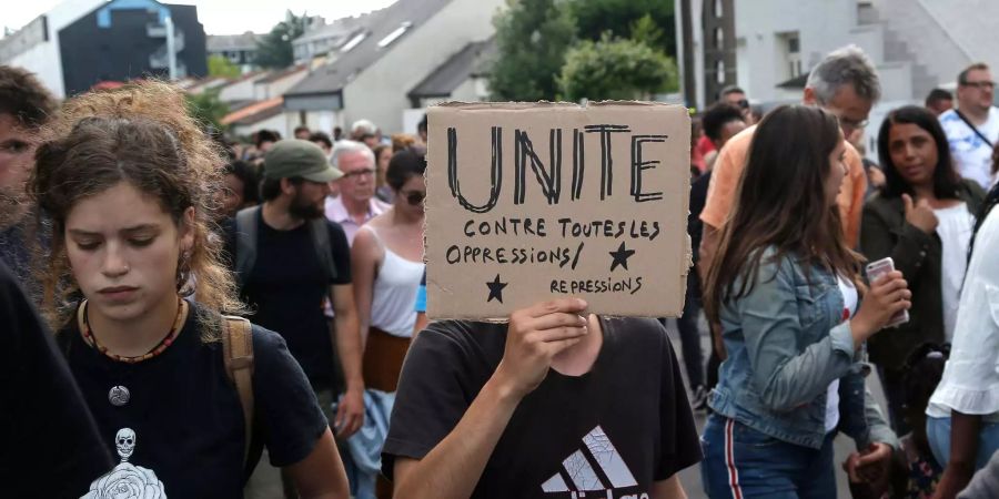 Viele Menschen gehen auf die Strasse und protestieren gegen die Unterdrückung.