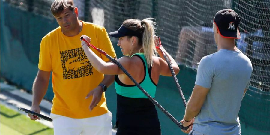 Belinda Bencic trainiert zusammen mit Vlado Platenik (l.).