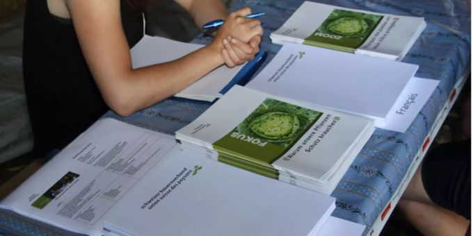 Bei einer Pressekonferenz des Schweizer Bauernverbandes werden die Broschüren verteilt. Bei einer Pressekonferenz des Schweizer Bauernverbandes werden die Broschüren verteilt.
