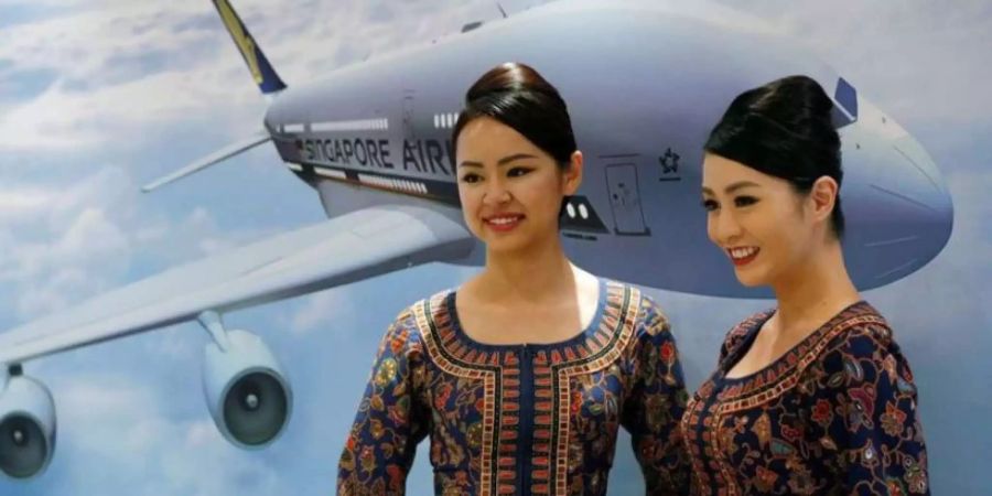 Ihr Lächeln erzeugt Wirkung: Mit exzellentem Service erobert Singapore Airlines die Herzen der Reisenden.