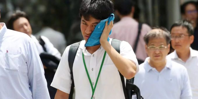 Die Rekordhitzewelle in Japan hat bisher über 65 Tote gefordert. Die Rekordhitzewelle in Japan hat bisher über 65 Tote gefordert.
