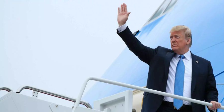 Donald Trump, Präsident der USA, besteigt die Air Force One.