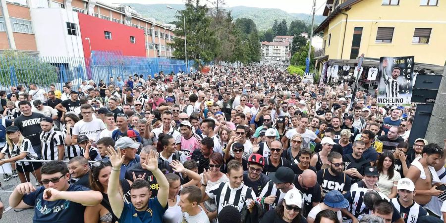 Hunderte Menschen wollen Ronaldo sehen.