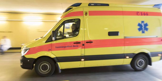 Bern - Kollision von Auto mit Linienbus fordert Schwerverletzten