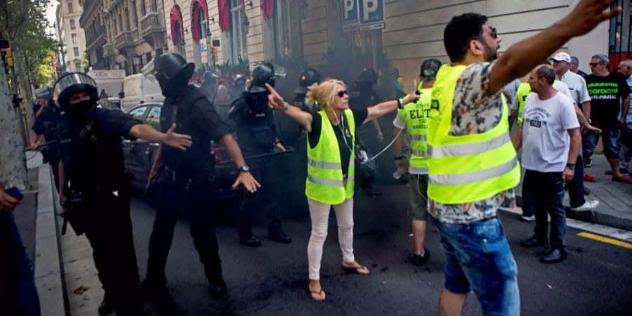 Die Taxifahrer demonstrieren in Barcelona wegen den Lizenzvergaben an Konkurrenz-Unternehmen.